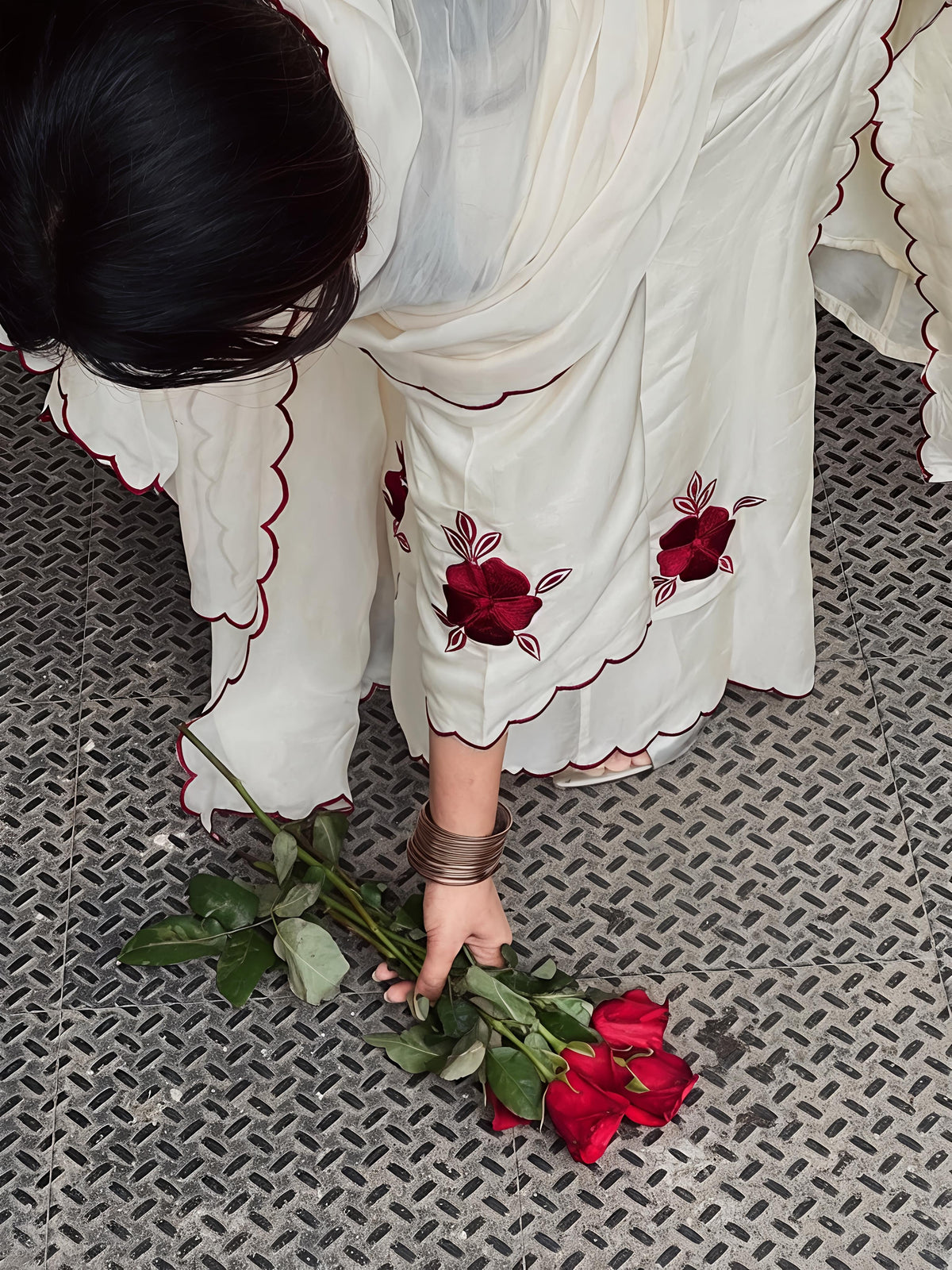 Noor-e-Gul Embroidered Off-White Kurta Set