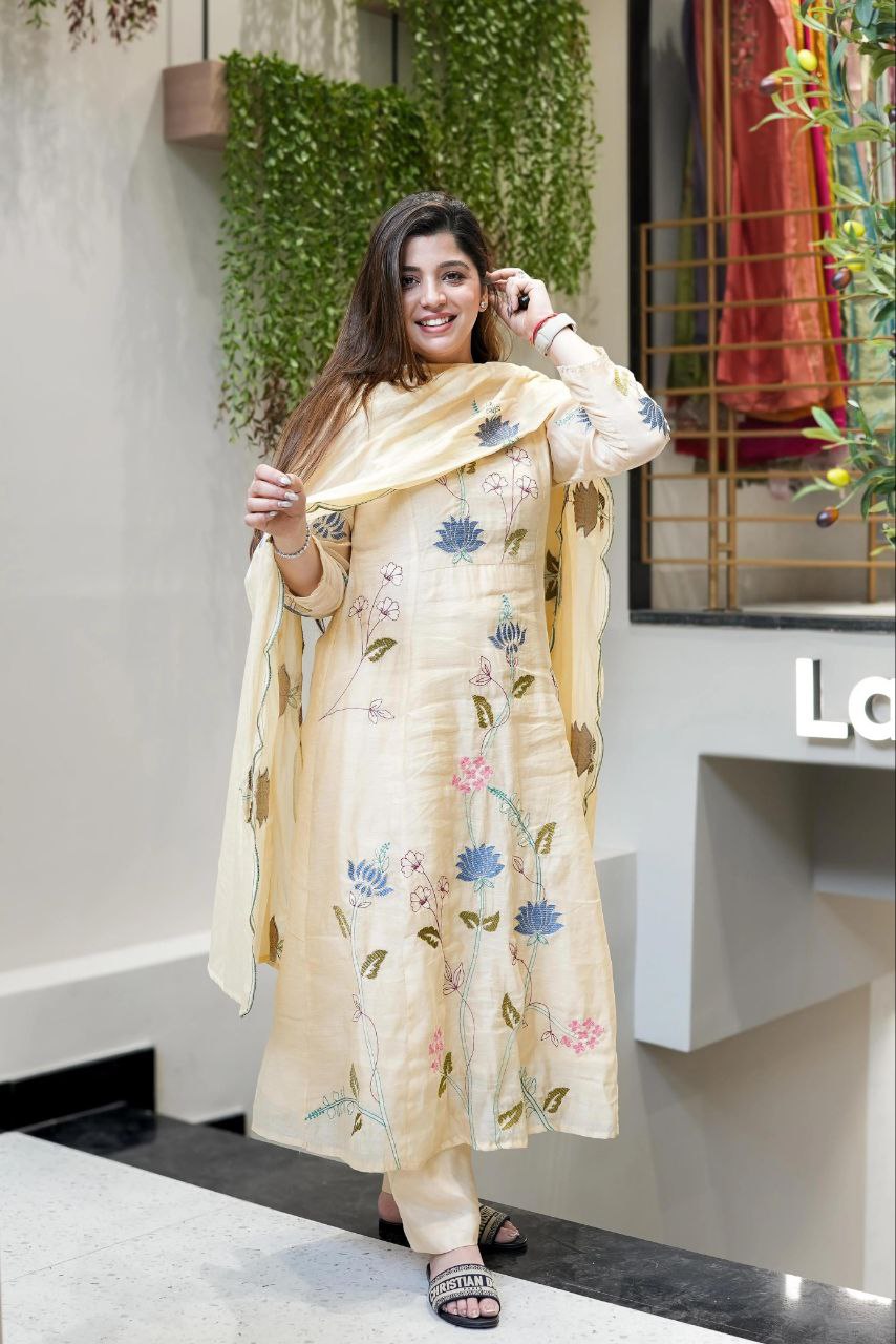 Women Floral Embroidered Work Kurta with Trousers & Dupatta