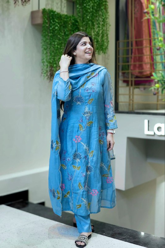 Women Floral Embroidered Work Kurta with Trousers & Dupatta
